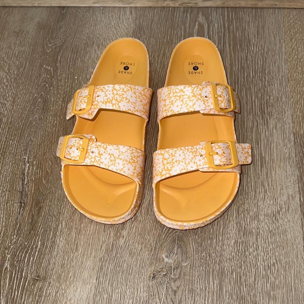 Shade & Shore, yellow and white flowered rubber slides. Size 8.